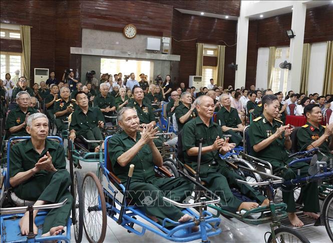 Các thương binh, bệnh binh tại Trung tâm Điều dưỡng thương binh Thuận Thành tham dự cuộc gặp gỡ Bet8801234.com cá cược độc quyền, Chủ tịch nước Tô Lâm. Ảnh: Thống Nhất – TTXVN