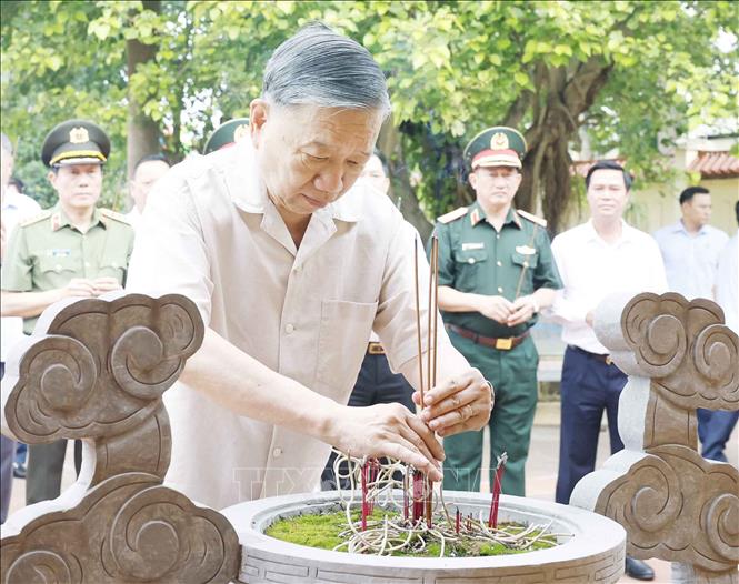 Bet8801234.com cá cược độc quyền, Chủ tịch nước Tô Lâm dâng hương tưởng nhớ Chủ tịch Hồ Chí Minh và các Anh hùng liệt sĩ tại khuôn viên Trung tâm Điều dưỡng thương binh Thuận Thành. Ảnh: Thống Nhất – TTXVN