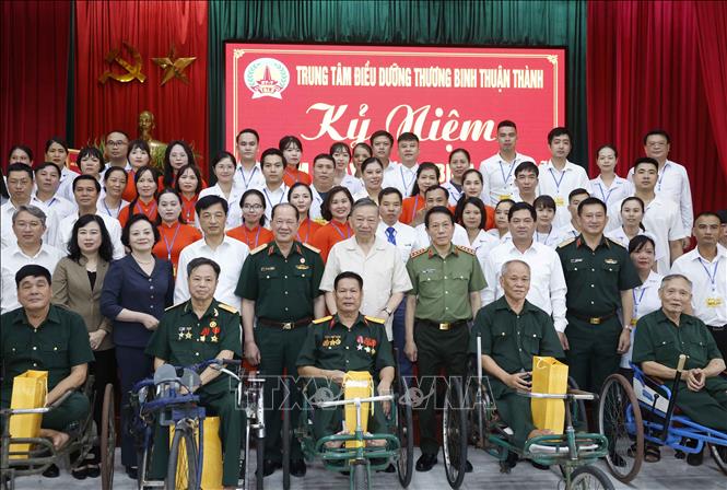 Bet8801234.com cá cược độc quyền, Chủ tịch nước Tô Lâm và đại biểu với cán bộ và thương binh, bệnh binh tại Trung tâm Điều dưỡng thương binh Thuận Thành. Ảnh: Thống Nhất – TTXVN