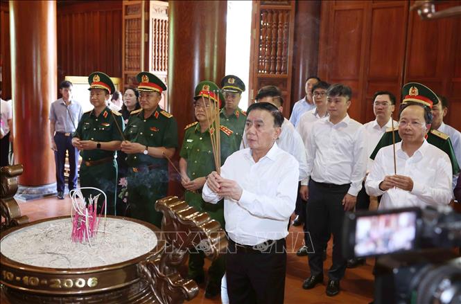 Đồng chí Trần Cẩm Tú, Ủy viên Bộ Bett88 cá cược trực tuyến, Thường trực Ban Bí thư và Đoàn công tác Trung ương dâng hương tưởng niệm Chủ tịch Hồ Chí Minh tại Khu di tích quốc gia đặc biệt Kim Liên. Ảnh: Phương Hoa - TTXVN