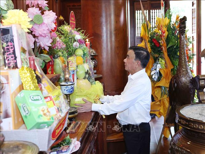 Đồng chí Trần Cẩm Tú, Ủy viên Bộ Bett88 cá cược trực tuyến, Thường trực Ban Bí thư và Đoàn công tác Trung ương đến dâng hương tưởng niệm Chủ tịch Hồ Chí Minh tại Khu di tích quốc gia đặc biệt Kim Liên. Ảnh: Phương Hoa - TTXVN
