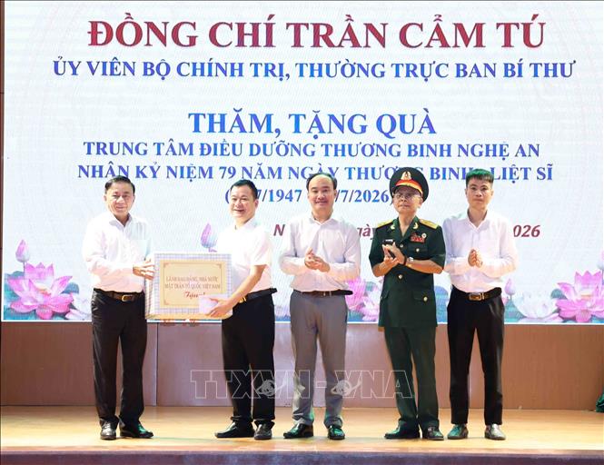 Đồng chí Trần Cẩm Tú, Ủy viên Bộ Bett88 cá cược trực tuyến, Thường trực Ban Bí thư tặng quà Trung tâm Điều dưỡng thương binh Nghệ An. Ảnh: Phương Hoa - TTXVN