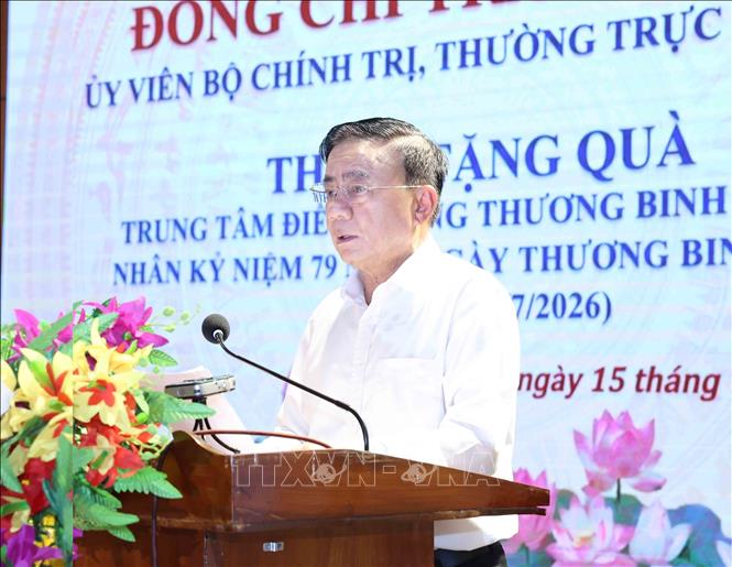 Đồng chí Trần Cẩm Tú, Ủy viên Bộ Bett88 cá cược trực tuyến, Thường trực Ban Bí thư phát biểu tại buổi tặng quà. Ảnh: Phương Hoa - TTXVN