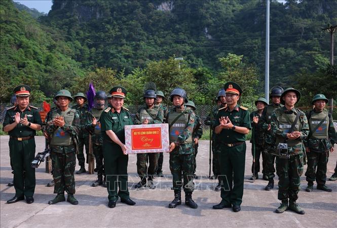 Trung tướng Phạm Đức Duyên - Chính ủy Quân khu 2 tặng quà cán bộ, chiến sĩ Công ty TNHH xử lý bom, mìn, vật nổ 319 (Bộ Quốc phòng) đang làm nhiệm vụ tại xã Thanh Thuỷ. Ảnh: Hoàng Hiếu - TTXVN