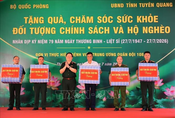 Đại tướng Nguyễn Trọng Nghĩa tặng quà cho các đơn vị. Ảnh: Hoàng Hiếu - TTXVN