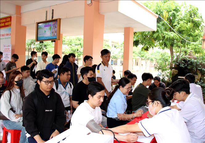 Sinh viên tham gia khám sàng lọc trước khi hiến máu tình nguyện. Ảnh: Lê Thúy Hằng - TTXVN