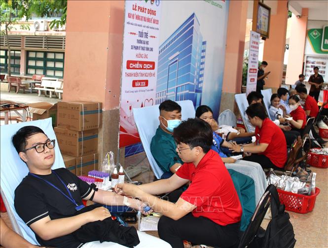 Sinh viên tham gia hiến máu tình nguyện. Ảnh: Lê Thúy Hằng - TTXVN