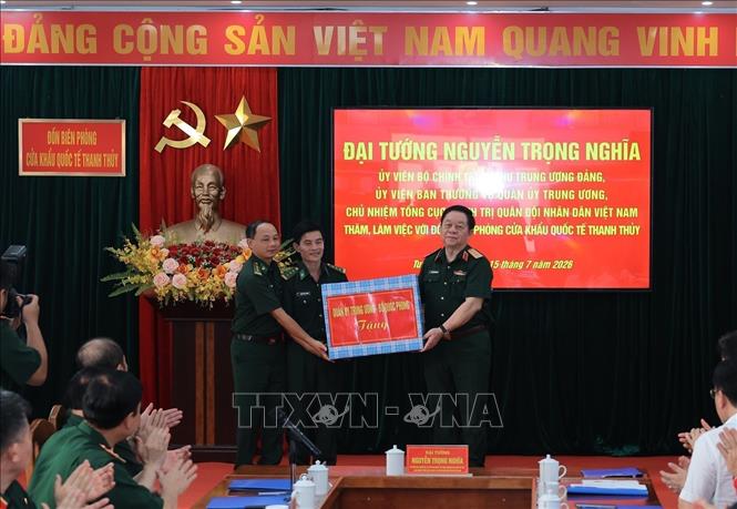 Đại tướng Nguyễn Trọng Nghĩa tặng quà cho Đồn phiên phòng Cửa khẩu quốc tế Thanh Thuỷ. Ảnh: Hoàng Hiếu - TTXVN