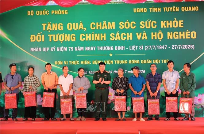 Trung tướng Phạm Đức Duyên - Chính ủy Quân khu 2 tặng quà cho các đối tượng chính sách. Ảnh: Hoàng Hiếu - TTXVN