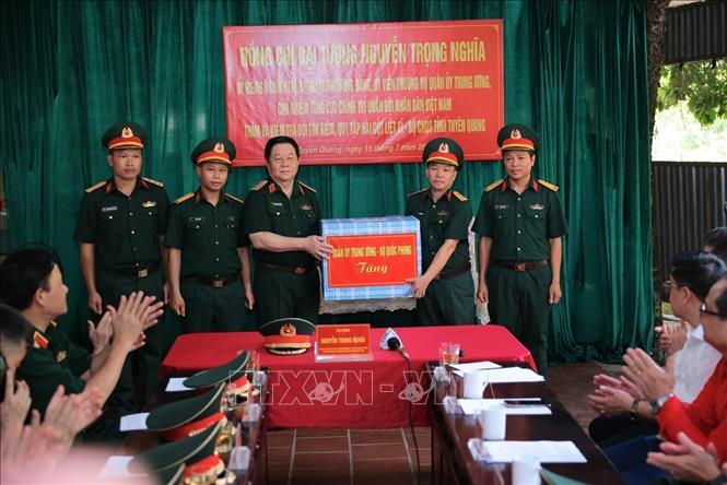 Đại tướng Nguyễn Trọng Nghĩa tặng quà cho Đội tìm kiếm, quy tập hài cốt liệt sĩ (Bộ Chỉ huy Bet88011.com bắn cá đổi thưởng tỉnh Tuyên Quang). Ảnh: Hoàng Hiếu - TTXVN