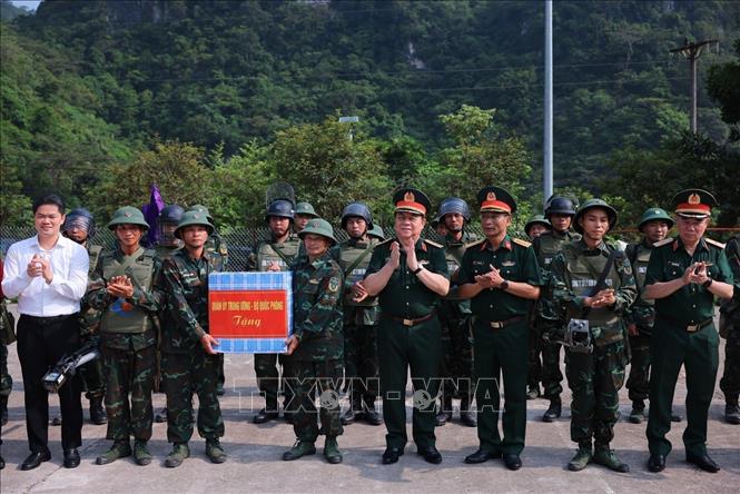 Đại tướng Nguyễn Trọng Nghĩa tặng quà cho cán bộ, chiến sĩ Công ty TNHH xử lý bom, mìn, vật nổ 319 (Bộ Quốc phòng) đang làm nhiệm vụ tại xã Thanh Thuỷ. Ảnh: Hoàng Hiếu - TTXVN
