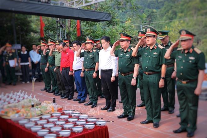 Đại tướng Nguyễn Trọng Nghĩa và các đại biểu tri ân các anh hùng liệt sĩ tại điểm cao 468, xã Thanh Thuỷ. Ảnh: Hoàng Hiếu - TTXVN