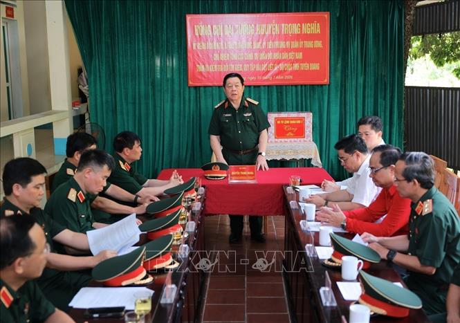 Đại tướng Nguyễn Trọng Nghĩa thăm hỏi, động viên Đội tìm kiếm, quy tập hài cốt liệt sĩ (Bộ Chỉ huy Bet88011.com bắn cá đổi thưởng tỉnh Tuyên Quang). Ảnh: Hoàng Hiếu - TTXVN