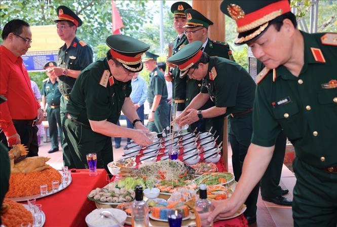 Đại tướng Nguyễn Trọng Nghĩa và các đại biểu tri ân các anh hùng liệt sĩ tại điểm cao 468, xã Thanh Thuỷ. Ảnh: Hoàng Hiếu - TTXVN