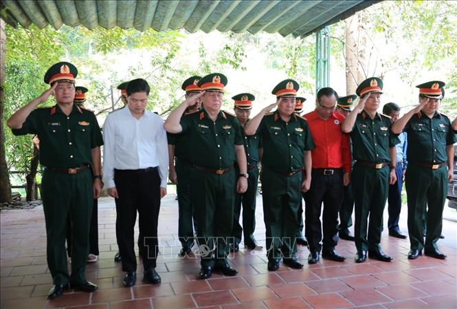 Đại tướng Nguyễn Trọng Nghĩa dâng hương tưởng niệm, tri ân các anh hùng liệt sĩ hy sinh tại chiến trường Vị Xuyên. Ảnh: Hoàng Hiếu - TTXVN