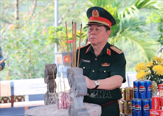 Đại tướng Nguyễn Trọng Nghĩa dâng hương tri ân các anh hùng liệt sĩ tại điểm cao 468, xã Thanh Thuỷ. Ảnh: Hoàng Hiếu - TTXVN