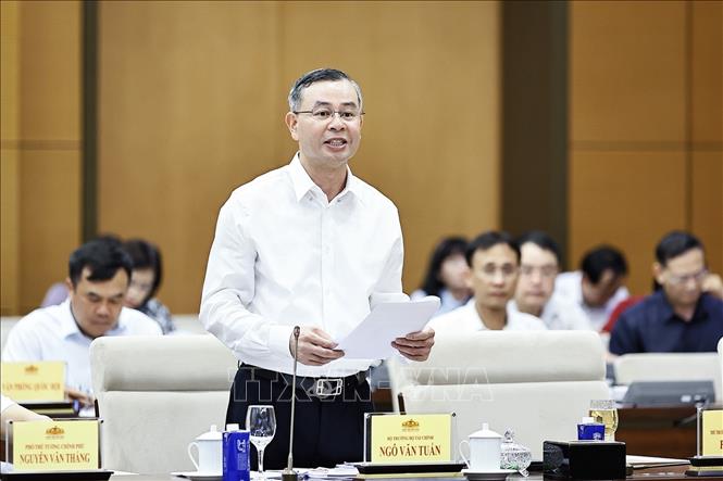 Bộ trưởng Bộ Tài chính Ngô Văn Tuấn thuyết trình về nội dung cơ bản của dự thảo. Ảnh: Doãn Tấn - TTXVN