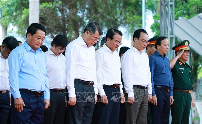 Thủ tướng Lê Minh Hưng tưởng niệm các Anh hùng liệt sĩ tại Nghĩa trang Liệt sĩ quốc gia Vị Xuyên (tỉnh Tuyên Quang). Ảnh: Dương Giang-TTXVN