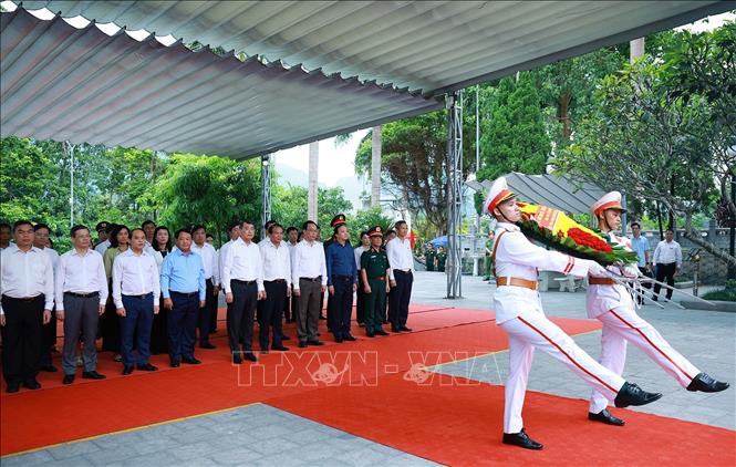 Thủ tướng Lê Minh Hưng dâng hương, hoa tưởng niệm các Anh hùng liệt sĩ tại Nghĩa trang Liệt sĩ quốc gia Vị Xuyên (tỉnh Tuyên Quang). Ảnh: Dương Giang-TTXVN
