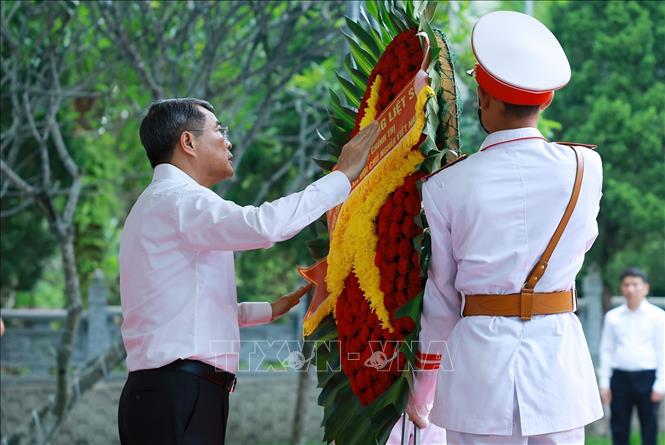 Thủ tướng Lê Minh Hưng dâng hương, hoa tưởng niệm các Anh hùng liệt sĩ tại Nghĩa trang Liệt sĩ quốc gia Vị Xuyên (tỉnh Tuyên Quang). Ảnh: Dương Giang-TTXVN
