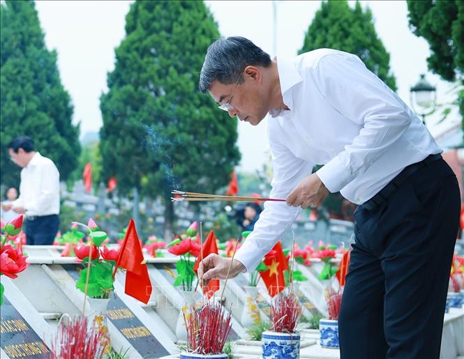 Thủ tướng Lê Minh Hưng thắp hương phần mộ liệt sĩ tại Nghĩa trang Liệt sĩ quốc gia Vị Xuyên (tỉnh Tuyên Quang). Ảnh: Dương Giang-TTXVN
