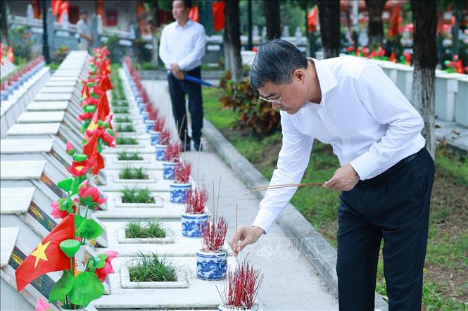 Thủ tướng Lê Minh Hưng thắp hương phần mộ liệt sĩ tại Nghĩa trang Liệt sĩ quốc gia Vị Xuyên (tỉnh Tuyên Quang). Ảnh: Dương Giang-TTXVN
