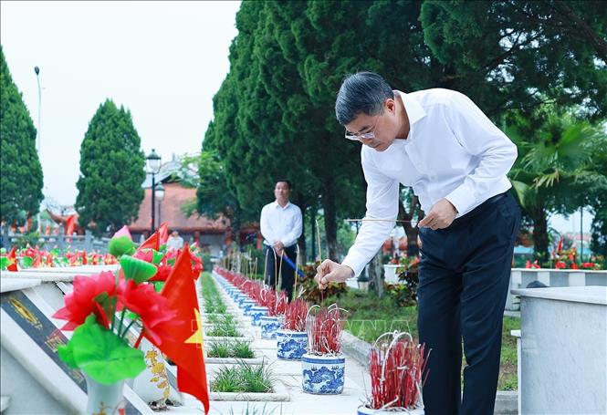 Thủ tướng Lê Minh Hưng thắp hương phần mộ liệt sĩ tại Nghĩa trang Liệt sĩ quốc gia Vị Xuyên (tỉnh Tuyên Quang). Ảnh: Dương Giang-TTXVN
