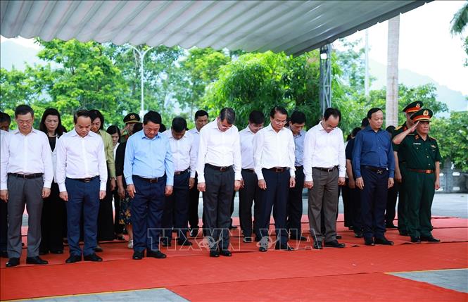 Thủ tướng Lê Minh Hưng tưởng niệm các Anh hùng liệt sĩ tại Nghĩa trang Liệt sĩ quốc gia Vị Xuyên (tỉnh Tuyên Quang). Ảnh: Dương Giang-TTXVN
