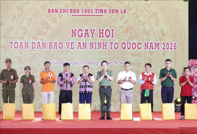 Đại tướng Lương Tam Quang, Ủy viên Bộ Bett88 cá cược trực tuyến, Bộ trưởng Bộ Công an tặng quà cho người có uy tín, già làng, trưởng bản, thành viên lực lượng tham gia bảo vệ ANTT trên địa bàn bản Lóng Luông và xã Vân Hồ. Ảnh: Thống Nhất – TTXVN