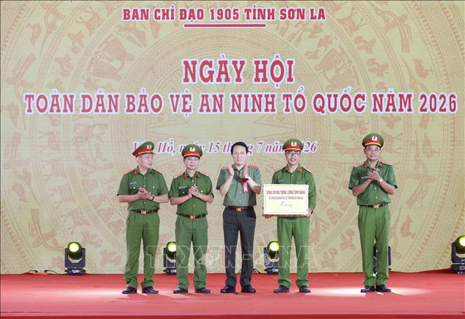 Đại tướng Lương Tam Quang, Ủy viên Bộ Bett88 cá cược trực tuyến, Bộ trưởng Bộ Công an tặng quà cho lực lượng Công an xã Vân Hồ, tỉnh Sơn La. Ảnh: Thống Nhất – TTXVN