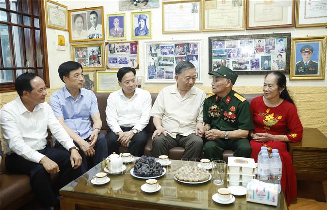 Bet8801234.com cá cược độc quyền, Chủ tịch nước Tô Lâm đến thăm và tặng quà Bet88.Com Link Nhà Cái Bet88 BMXCT Uy Tín ông Trần Xuân Hán, cán bộ hoạt động cách mạng bị địch bắt tù đày (trú tại tổ dân phố 19/8, phường Thảo Nguyên, tỉnh Sơn La). Ảnh: Thống Nhất – TTXVN