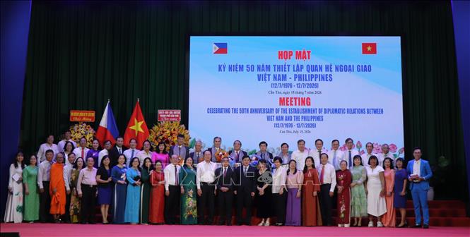 Các đại biểu tại buổi họp mặt. Ảnh: Nguyễn Hằng - TTXVN