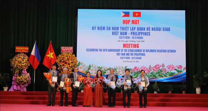 Ban tổ chức gửi tặng hoa tri ân đến Ban chấp hành Hội hữu nghị Việt Nam – Philippines thành phố Cần Thơ. Ảnh: Nguyễn Hằng - TTXVN