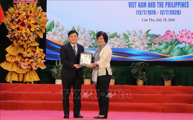Thường trực Thành ủy Cần Thơ tặng hoa và quà lưu niệm cho Quyền Tổng Lãnh sự Philippines tại Thành phố Hồ Chí Minh. Ảnh: Nguyễn Hằng - TTXVN