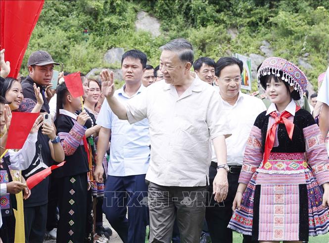 Party General Secretary and State President To Lam attends the All People’s Day for National Security Protection in Son La. VNA Photo: Thống Nhất 