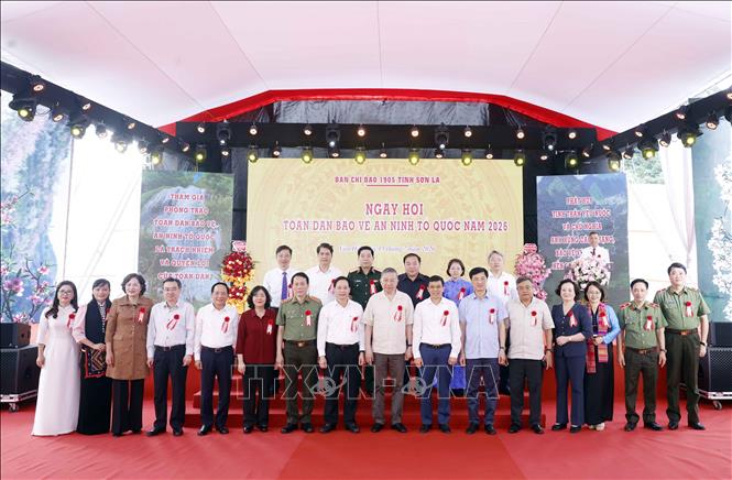 Party General Secretary and State President To Lam and other delegates attend the All People’s Day for National Security Protection in Son La. VNA Photo: Thống Nhất 