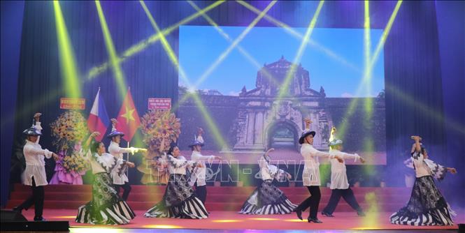 Các tiết mục do nghệ sĩ đến từ Philippines biểu diễn. Ảnh: Nguyễn Hằng - TTXVN