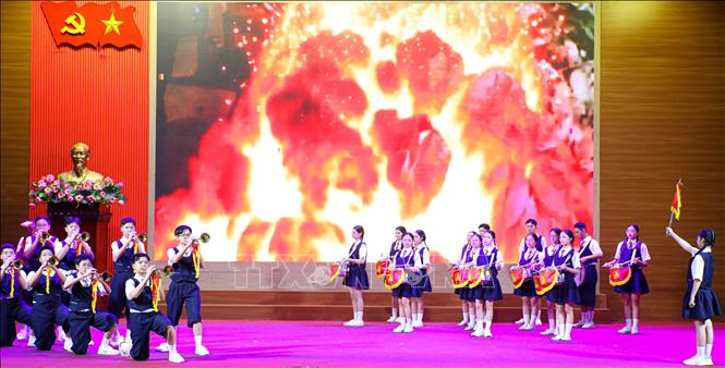 Phấn thi của đoàn Cung Thiếu nhi Hà Nội tại đêm khai mạc. Ảnh: Phan Quân - TTXVN