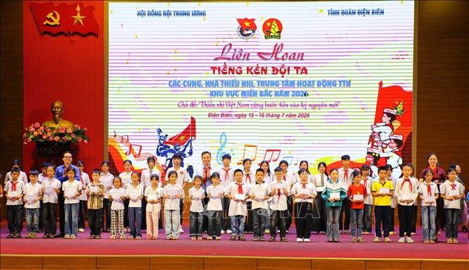 Ban tổ chức tặng học bổng cho 45 em thiếu nhi có hoàn cảnh khó khăn trên địa bàn tỉnh Điện Biên. Ảnh: Phan Quân - TTXVN