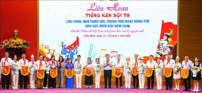 Ban tổ chức tặng hoa và cờ lưu niệm cho các đoàn tham gia liên hoan. Ảnh: Phan Quân - TTXVN