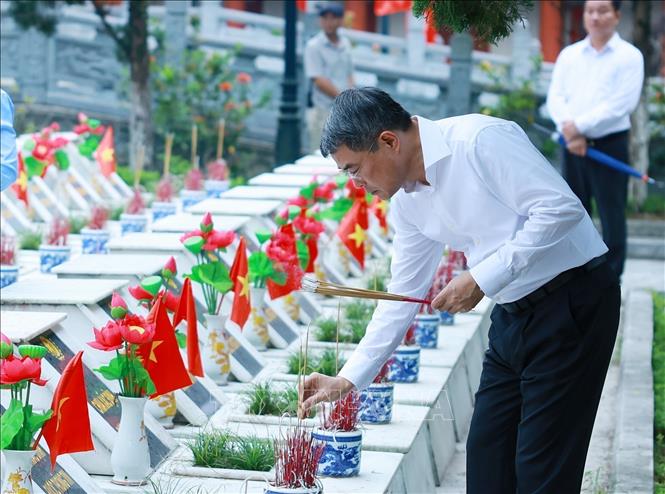 Prime Minister Le Minh Hung offers incense and flowers at the Vi Xuyen National Martyrs' Cemetery. VNA Photo: Dương Giang