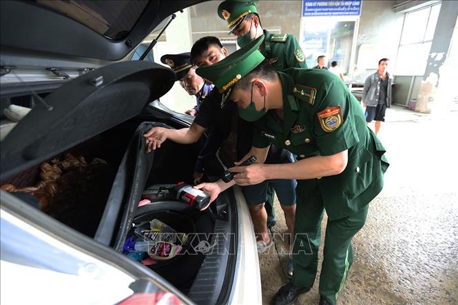 BĐBP phối hợp với các lực lượng làm nhiệm vụ kiểm tra, kiểm soát đối với phương tiện xuất cảnh tại Cửa khẩu quốc tế Cầu Treo, xã Sơn Kim, tỉnh Hà Tĩnh. Ảnh: Vũ Sinh - TTXVN