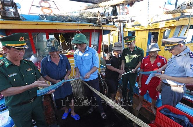 BĐBP cửa khẩu cảng Cửa Sót hỗ trợ ngư dân trước khi ra khơi khai thác thuỷ sản. Ảnh: Vũ Sinh - TTXVN