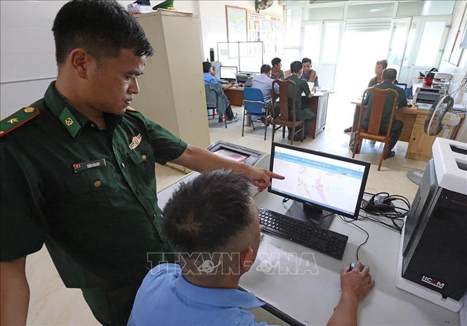 BĐBP cửa khẩu cảng Cửa Sót phối hợp với các lực lượng chức năng kiểm soát phương tiện đang hoạt động khai thác thuỷ sản trên biển thông qua hệ thống giám sát hành trình tại Trung tâm kiểm soát ở Cảng cá Cửa Sót. Ảnh: Vũ Sinh - TTXVN