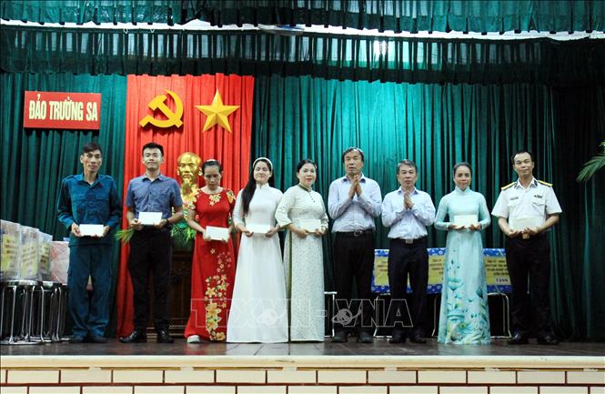 Đoàn công tác tặng quà 2026 Bet88.com link không chặn trên đảo Trường Sa. Ảnh: Thái Thuần - TTXVN