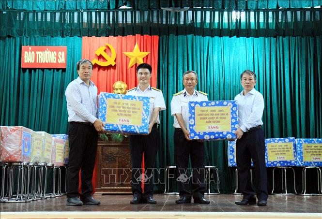 Đàon công tác tặng quà các chiến sĩ thực hiện nhiệm vụ trên đảo Trường Sa. Ảnh: Thái Thuần - TTXVN
