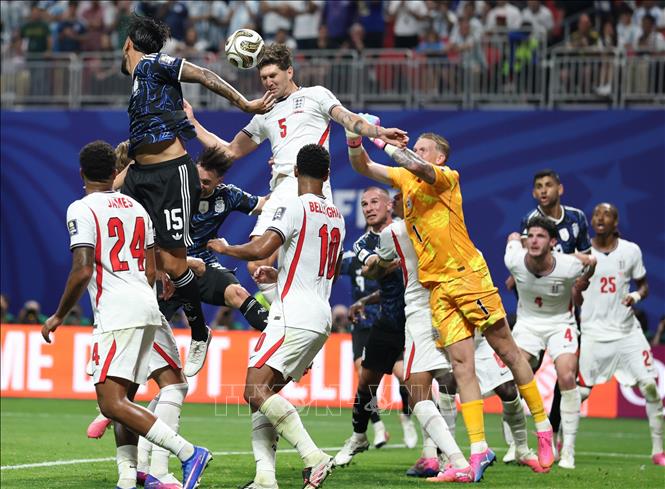 John Stones (phía trước, bên phải) của đội tuyển Anh bật cao tranh chấp bóng bổng với Nico González của đội tuyển Argentina. Ảnh: THX/TTXVN phát