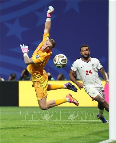 Thủ môn Jordan Pickford (bên trái) của đội tuyển Anh thực hiện một pha cứu thua trong trận bán kết. Ảnh: THX/TTXVN phát