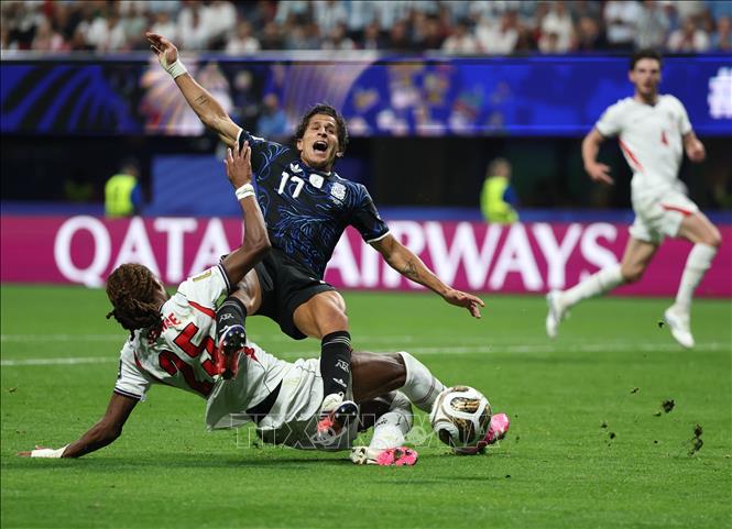 Giuliano Simeone (phía trên) của đội tuyển Argentina bị Djed Spence của đội tuyển Anh ngăn cản quyết liệt. Ảnh: THX/TTXVN phát