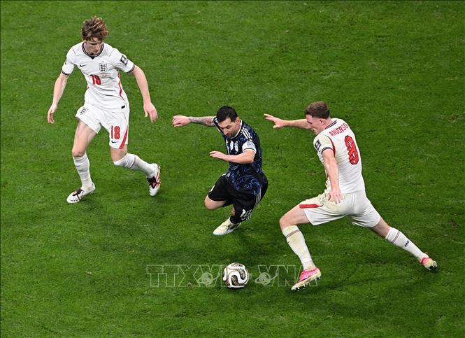 Lionel Messi vẫn là tâm điểm trên sân với những pha đi bóng đột phá, khuấy đảo hàng thủ Anh. Ảnh: THX/TTXVN phát